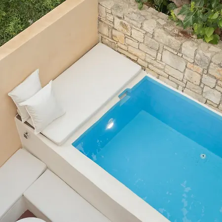 Quintana, A Junior With Private Pool! * Argiroupolis